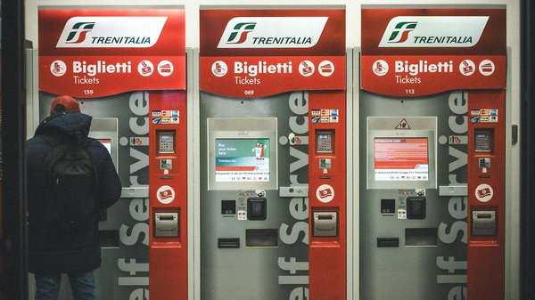 Où séjourner dans les îles Féroé pour des vacances avec des ateliers de tricot et des randonnées en montagne?